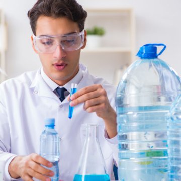 Laboratory washing machine operator
